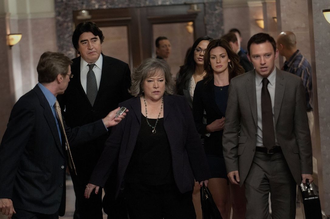 Hoffen, auf einen Sieg vor Gericht: Eric Sanders (Alfred Molina, 2.v.l.), Harry (Kathy Bates, 3.v.l.), Cassie (Karen Olivo, 3.v.r.), Bethany Sanders... - Bildquelle: Warner Bros. Television