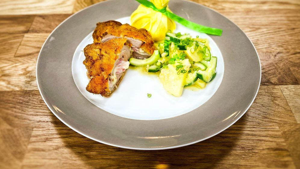 Cordon Bleu (gefülltes Schnitzel) und Kartoffel-Gurken-Salat