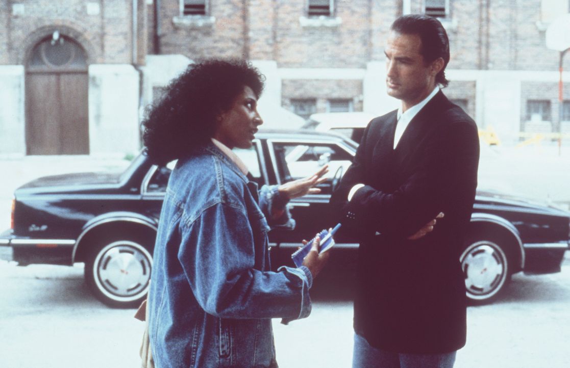 Nico (Steven Seagal, r.) will herausfinden, was Delores Jackson (Pam Grier, l.) über die üblen Machenschaften der CIA weiß? - Bildquelle: Warner Bros.