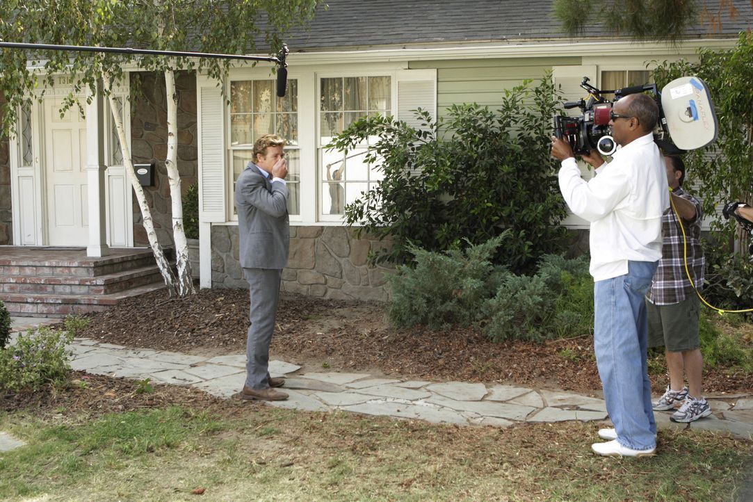 Bei den Dreharbeiten zu "The Mentalist" ... - Bildquelle: Warner Bros. Television