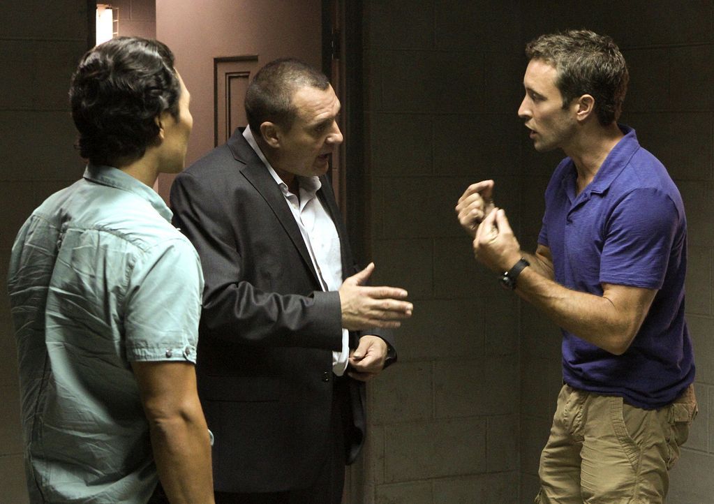 Steve (Alex O'Loughlin, r.) und Chin (Daniel Dae Kim, l.) können es nicht fassen, dass Fryer (Tom Sizemore, M.) Kono zu einem Undercover-Einsatz ü... - Bildquelle: TM &   CBS Studios Inc. All Rights Reserved.