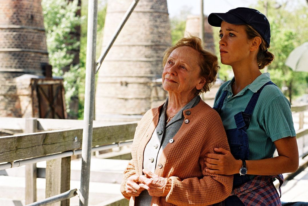 Nina (Muriel Baumeister, r.) findet ihre Oma (Ruth Glöss, l.) im "Zwiegespräch" mit ihrer großen Liebe auf dem Dach. - Bildquelle: Sat.1