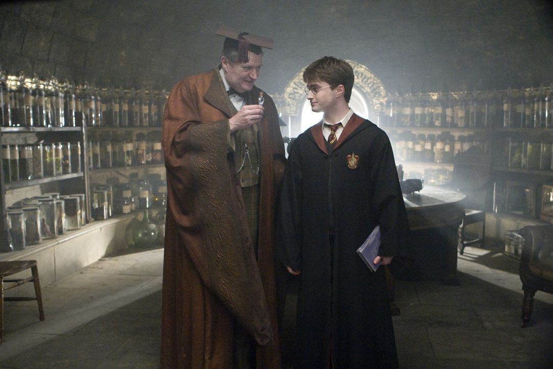 Um an die ungefälschten Erinnerungen von Professor Horace Slughorn (Jim Broadbent, l.) zu kommen, muss sich Harry Potter (Daniel Radcliffe, r.) als... - Bildquelle: Warner Brothers