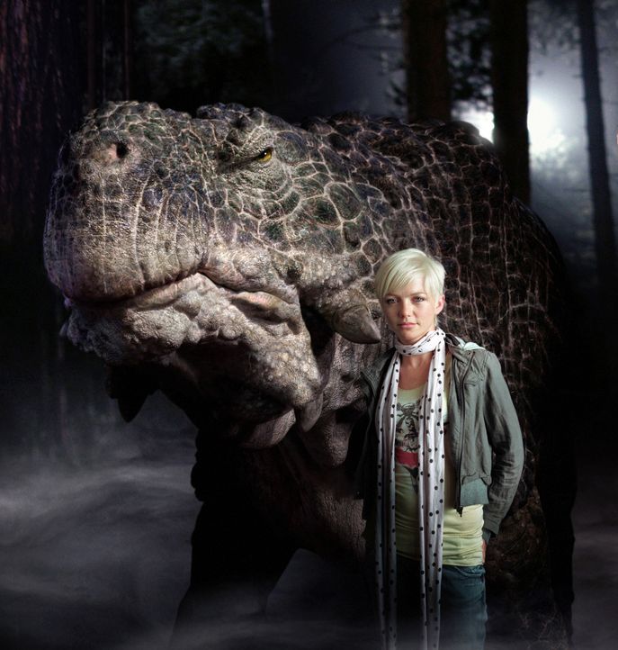 Abby (Hannah Spearritt) findet heraus, dass die Monster keinen Kontakt zu Menschen scheuen ... - Bildquelle: ITV Plc