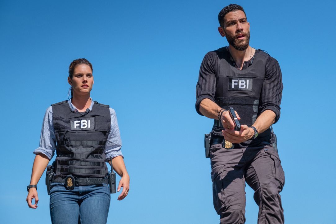 Special Agent Maggie Bell (Missy Peregrym, l.); Special Agent Omar Adom 'OA' Zidan (Zeeko Zaki, r.) - Bildquelle: Mark Schafer 2019 CBS Broadcasting, Inc. All Rights Reserved. / Mark Schafer