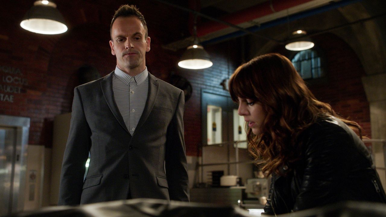 Um das Leben von Kitty (Ophelia Lovibond, r.) zu beschützen, würde Holmes (Jonny Lee Miller, l.) alles tun ... - Bildquelle: CBS Television