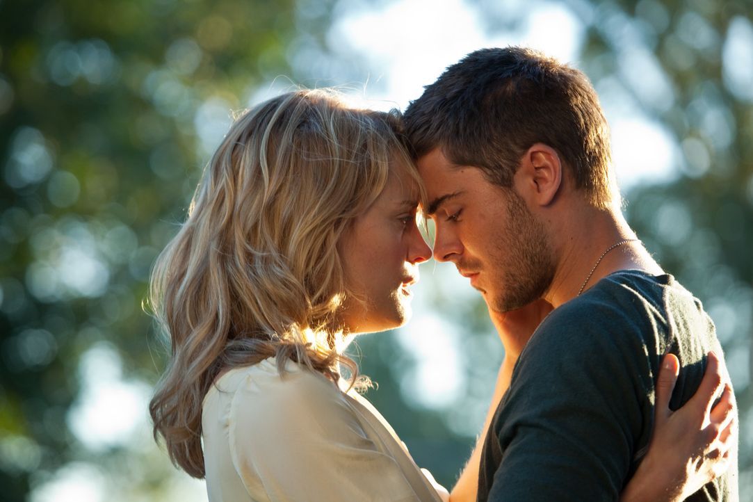 Beth Clayton (Taylor Schilling, l.); Logan Thibault (Zac Efron, r.) - Bildquelle: Warner Bros.