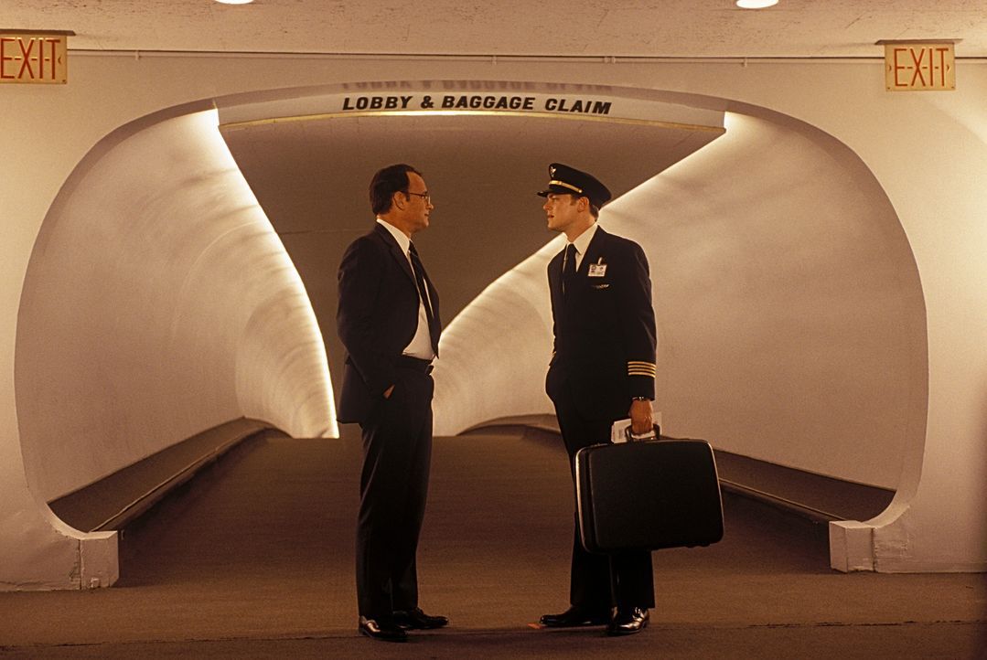 Als FBI-Agent Carl Hanratty (Tom Hanks, l.) zufällig auf seine Zielperson stößt, kann Frank Abagnale (Leonardo DiCaprio, r.) ihm erneut ein Schni... - Bildquelle: TM &   2003 DreamWorks LLC. All Rights Reserved
