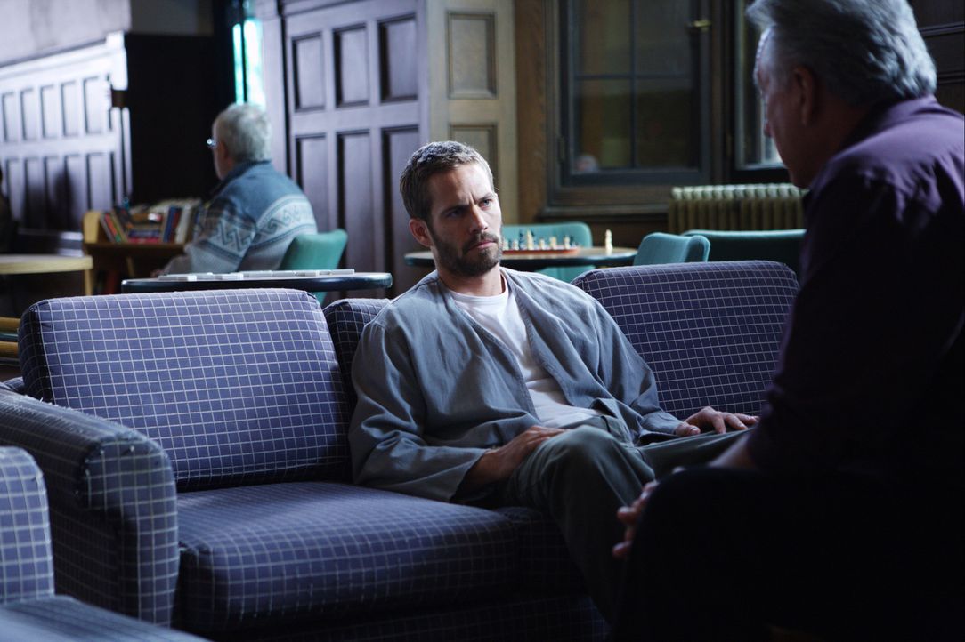 Der Preis, den Father Ezra (Bob Gunton, r.) für die Verlängerung des Lebens von Ben (Paul Walker, l.) verlangt, ist nicht das, was der zum Tode Veru... - Bildquelle: 2008 Medea Capital LLC. All Rights Reserved.