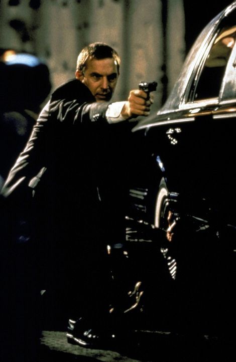 Frank Farmer (Kevin Costner) arbeitet als selbständiger Bodyguard. - Bildquelle: Warner Bros.