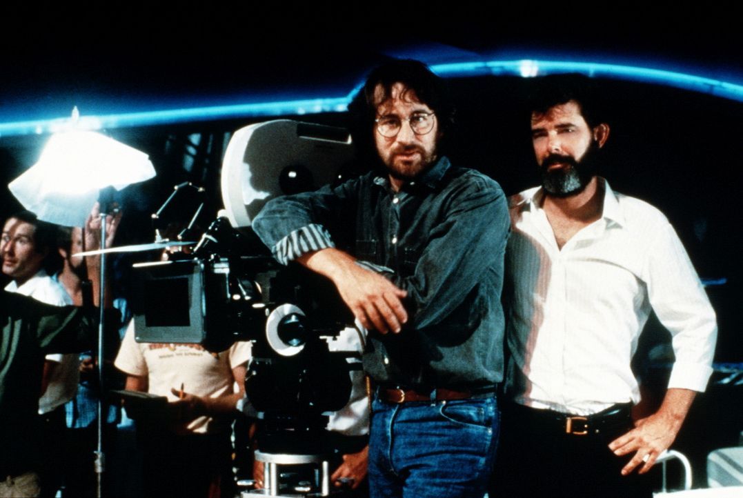 Mit "Indiana Jones und der Tempel des Todes" setzten George Lucas (r.) und Steven Spielberg (l.) den Erfolg des Archäologen mit Hut und Peitsche fo... - Bildquelle: Paramount Pictures