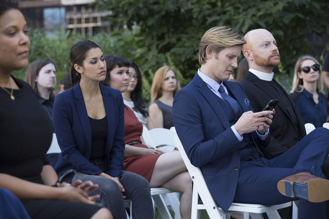Meredith (Janina Gavankar, 3.v.l.) wird hellhörig, als Shane (Gabriel Mann, 3.v.r.) auch auf der Beerdigung seines ermordeten Freundes die ganze Zei... - Bildquelle: 2015 Warner Bros. Entertainment, Inc.