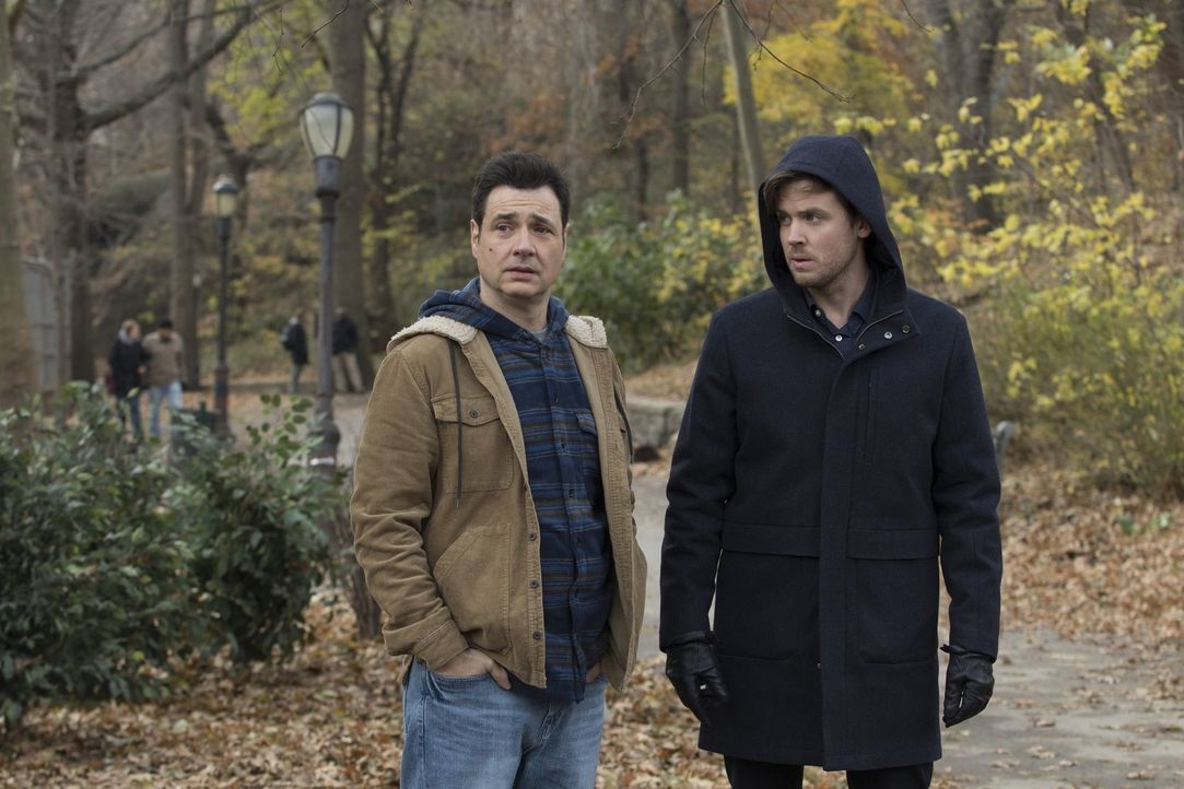 (v.l.n.r.) Officer Howie Maslin (Adam Ferrara); Cameron Black (Jack Cutmore-Scott) - Bildquelle: Warner Bros.