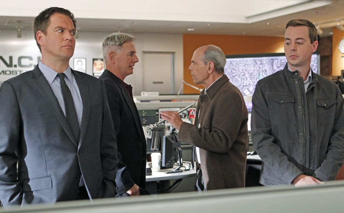 Während der Ermittlungen zu einem Mordfall kommt es zu Komplikationen, als das Team um Tony (Michael Weatherly, l.) und McGee (Sean Murray, r.) hera... - Bildquelle: CBS Television