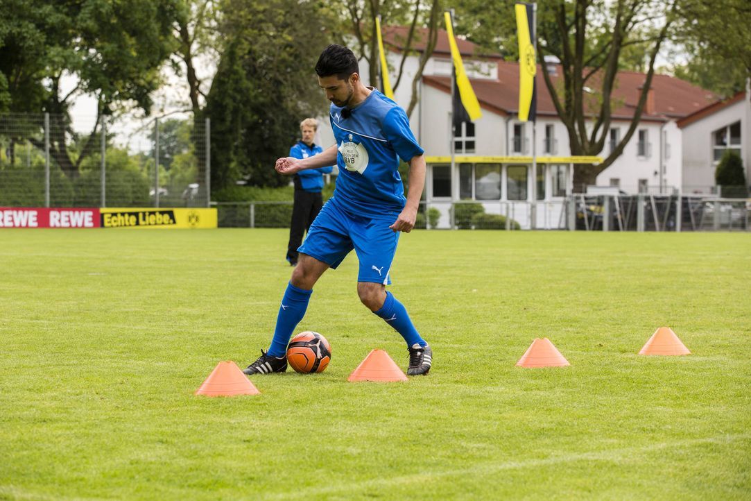Oliver Pocher (l.) stellt seine Mannschaft für das große Spiel gegen den BVB zusammen. Wird es Mustafa Oez (r.) ins Team schaffen? - Bildquelle: Frank Dicks SAT.1