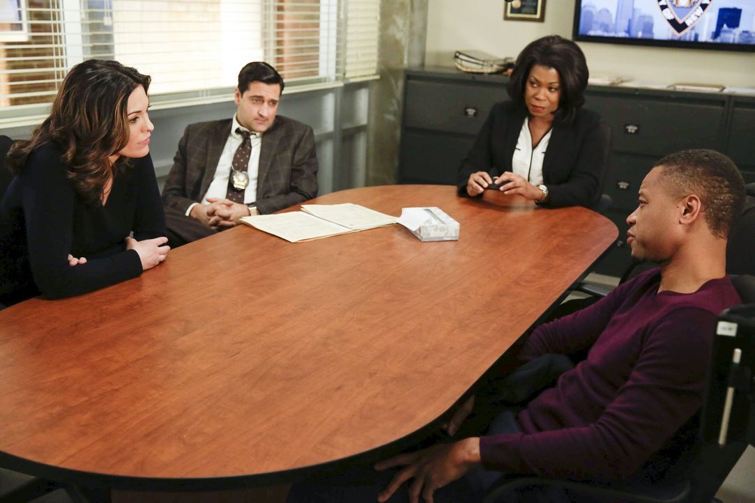 Beraten sich, wie sie mit dem wohlhabenden Unternehmer Isaac (Cuba Gooding Jr., r.) umgehen sollen: Jo (Alana De La Garza, l.), Hanson (Donnie Kesha... - Bildquelle: Warner Bros. Television