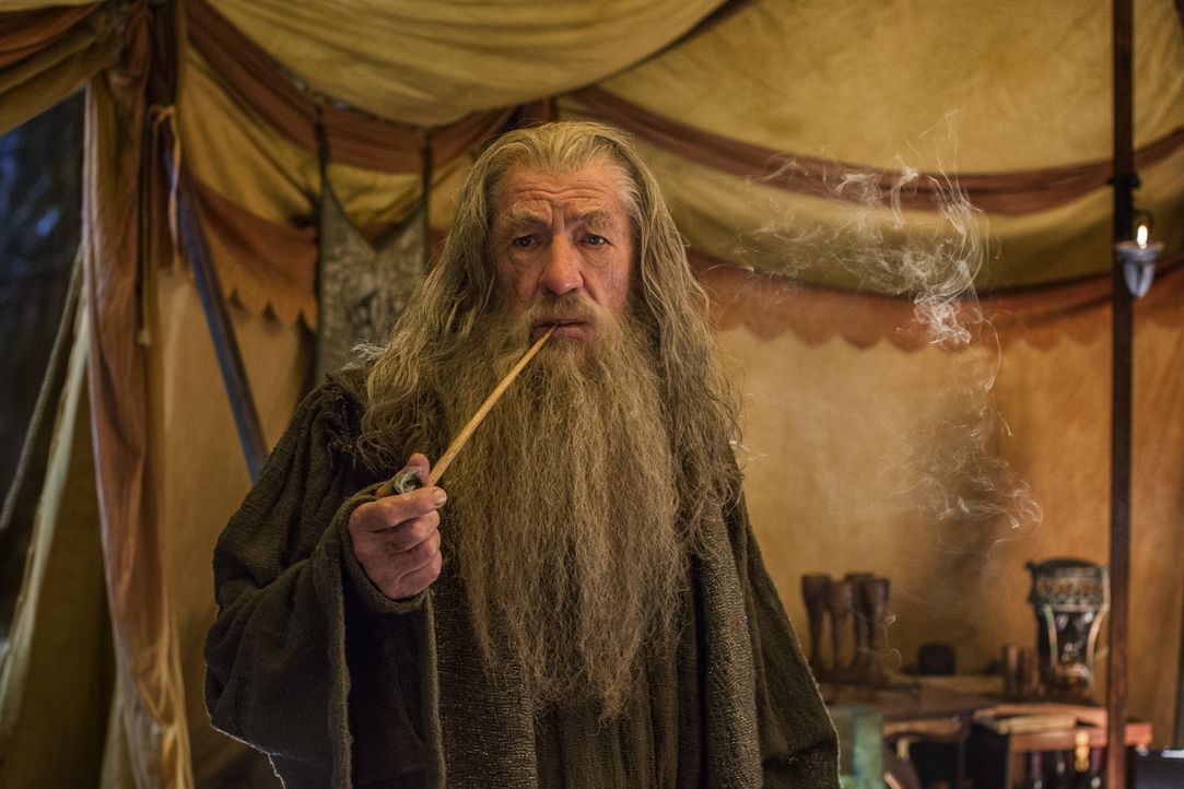 Nachdem der Weiße Rat ihn aus Dol Guldur befreit hat, macht sich Gandalf (Ian McKellen) sofort mit wichtigen Informationen auf den Weg zum Einsamen... - Bildquelle: Todd Eyre 2014 Warner Bros. Entertainment Inc. and Metro-Goldwyn-Mayer Pictures Inc. / Todd Eyre