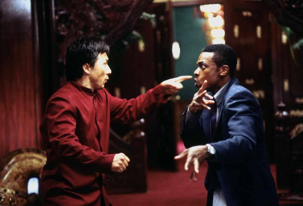 Wie Feuer und Wasser: Los Angeles Polizist James Carter (Chris Tucker, r.) und Hongkong Inspektor Lee (Jackie Chan, l.) ... - Bildquelle: Warner Bros.