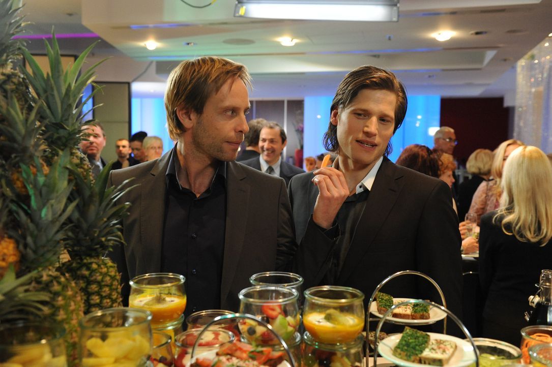 Essen ist nicht unbedingt ihr Ding: Fitnesstrainer Nick Feltus (Sebastian Ströbel, r.) und sein Kompagnon Denis (Julian Weigend, l.) ... - Bildquelle: SAT.1