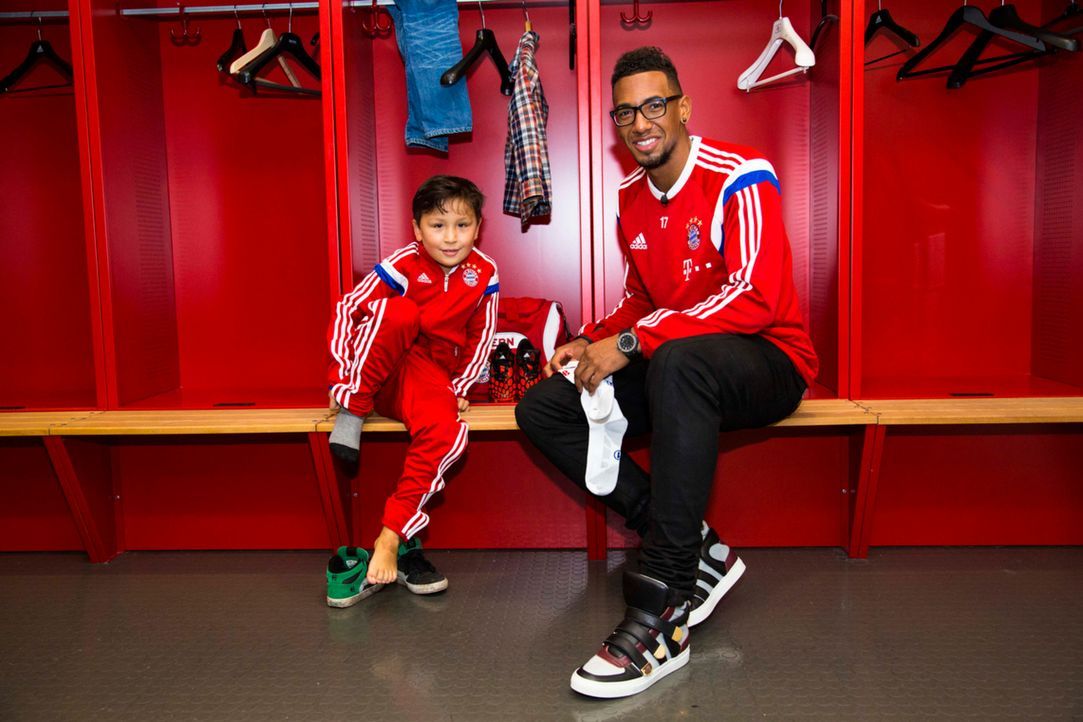 Für Max (l.) geht ein Traum in Erfüllung: Er darf mit seinem Idol Jérôme Boateng (r.) in der Allianz Arena trainieren ... - Bildquelle: Benedikt Müller SAT.1