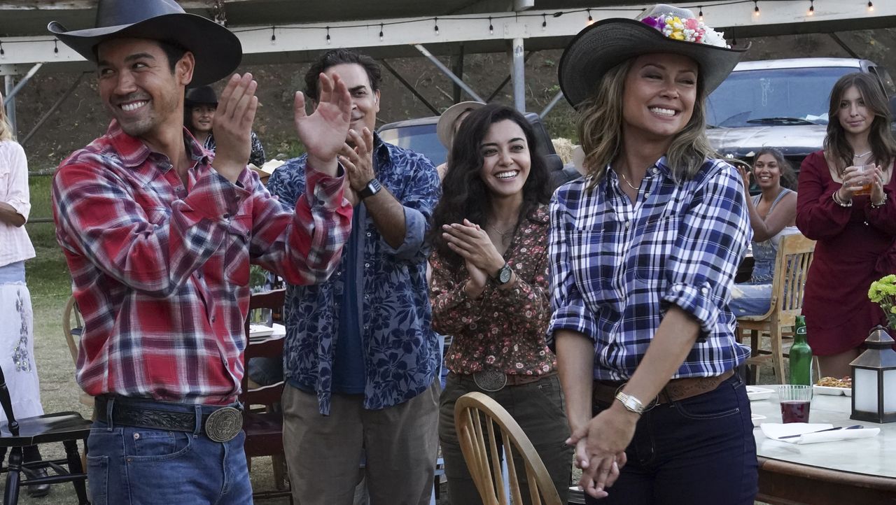 (v.l.n.r.) Hoku Alia (Kanoa Goo); Ernie Malik (Jason Antoon); Lucy Tara (Yasmine Al-Bustami); Jane Tennant (Vanessa Lachey) - Bildquelle: Karen Neal 2021 CBS Broadcasting Inc. All Rights Reserved. / Karen Neal
