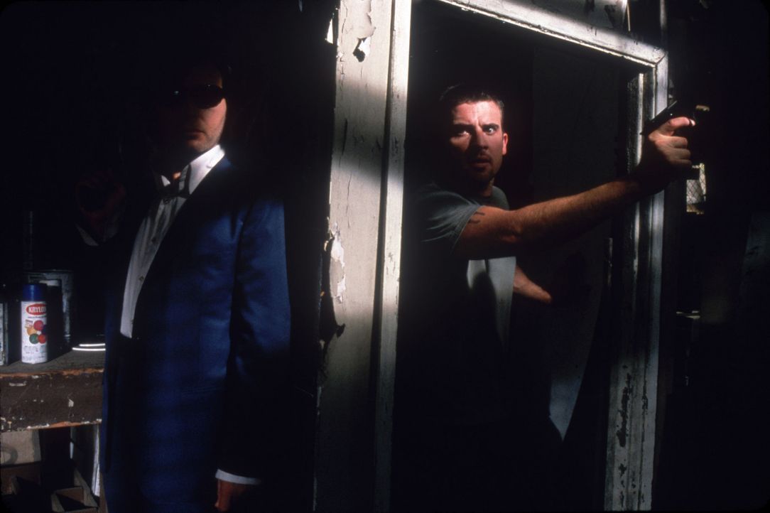 Eines Tages verfolgt Loser Lew (Dominic Purcell, r.) zufällig ein Gespräch unter Gangstern, die planen, eine Entführung mit hoher Lösegeldforder... - Bildquelle: Sony Pictures Television International. All Rights Reserved.