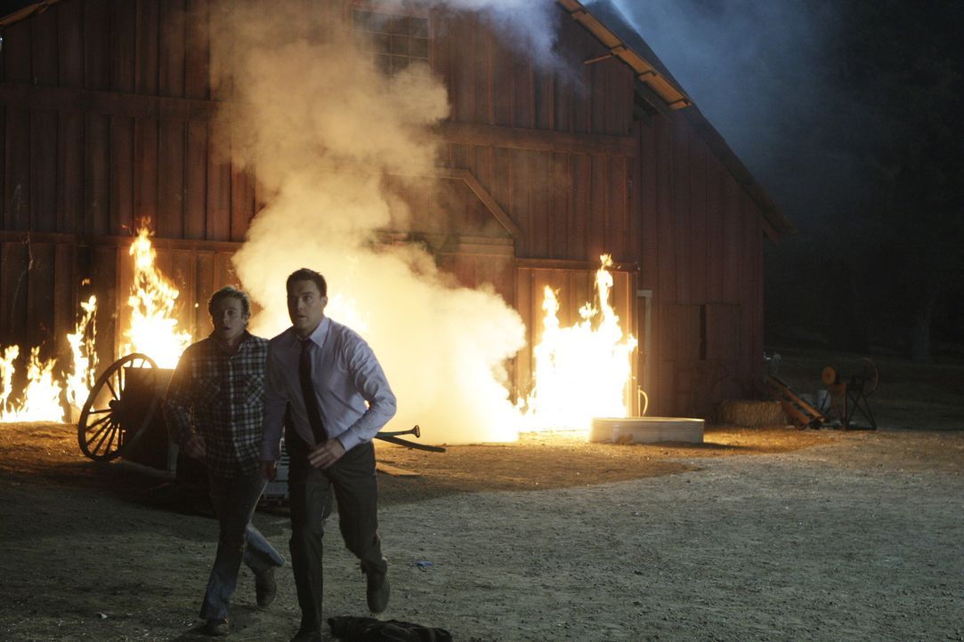 Dave Martin, Mitbesitzer einer Grundstücksfirma, kommt bei einem Brandanschlag ums Leben. Patrick Jane (Simon Baker, l.) und Wayne Rigsby (Owain Ye... - Bildquelle: Warner Bros. Television