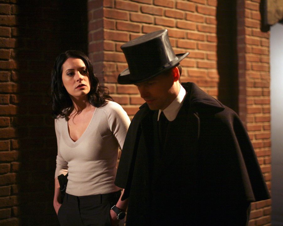 Ist Emily Prentiss (Paget Brewster, l.) dem Serienkiller auf die Schliche gekommen? - Bildquelle: Touchstone Television