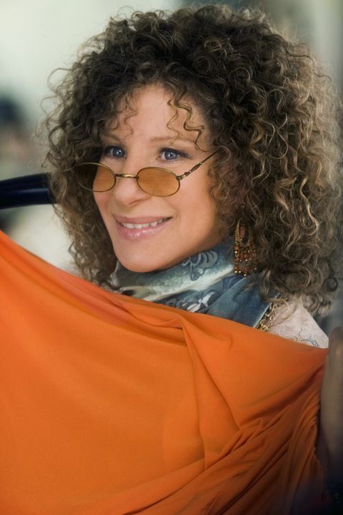 Roz (Barbra Streisand) gibt Sextherapiestunden für alte Menschen und als wäre das nicht schon genug, nein, den ganzen Tag läuft sie nur in Hippie... - Bildquelle: DreamWorks SKG