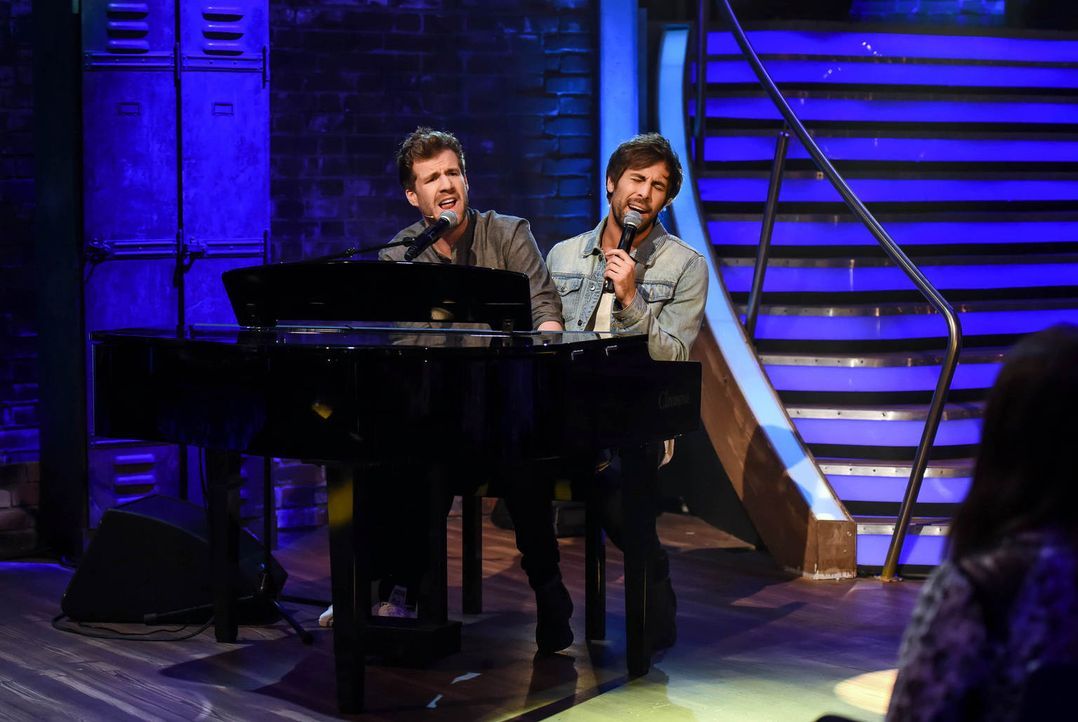 Diese Woche zu Gast bei "LUKE! Die Woche und ich": Comedian Olaf Schubert. Die passende Musik liefert Studioband Max Giesinger (r.). Doch als Multit... - Bildquelle: Steffen Z. Wolff Steffen Z Wolff / BRAINPOOL
