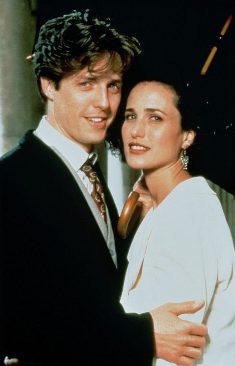 Nach vier Hochzeiten und einem Todesfall finden Charles (Hugh Grant, l.) und Carrie (Andie MacDowell, r.) endlich zueinander - ohne Trauschein ... - Bildquelle: Gramercy Pictures