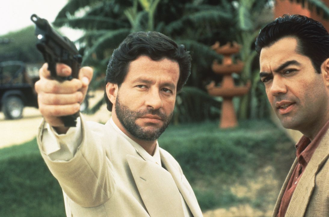 Macht mit Gegenspielern kurzen Prozess: Drogenbaron Bucho (Joaquim de Almeida, l.) - Bildquelle: Columbia Pictures