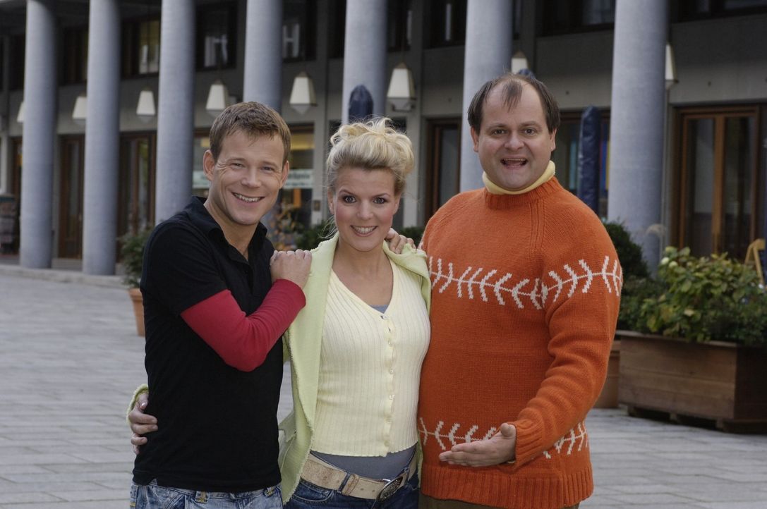 13 neue Folgen in neuer Besetzung: Comedian Mathias Schlung (l.) ist in die Comedy-WG mit Mirja Boes (M.) und Markus Majowski (r.)gezogen. - Bildquelle: Sat.1