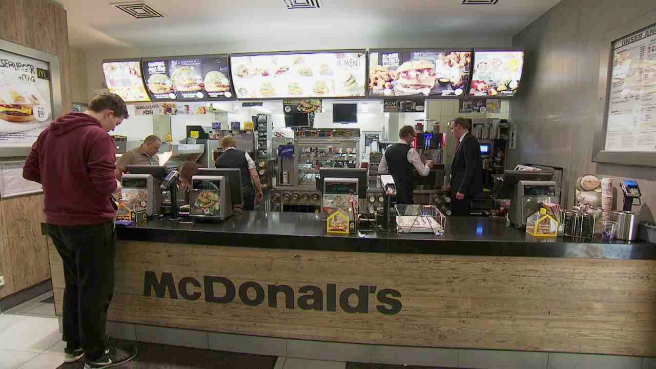 Weltweit betreten täglich 68 Millionen Menschen ein McDonald's Restaurant. Schnell ist der Burger zubereitet, schnell wird er verkauft und schnell i... - Bildquelle: SAT.1