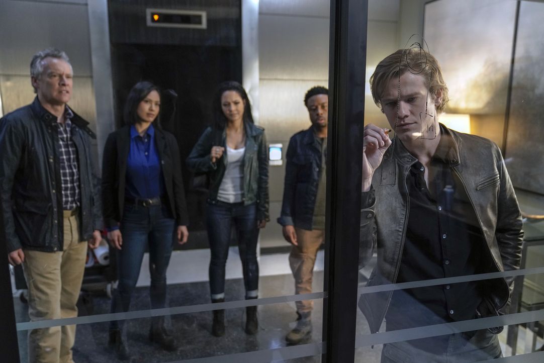 (v.l.n.r.) James MacGyver (Tate Donovan); Desi (Levy Tran); Riley Davis (Tristin Mays); Wilt Bozer (Justin Hires); MacGyver (Lucas Till) - Bildquelle: Jace Downs 2019 CBS Broadcasting, Inc. All Rights Reserved / Jace Downs