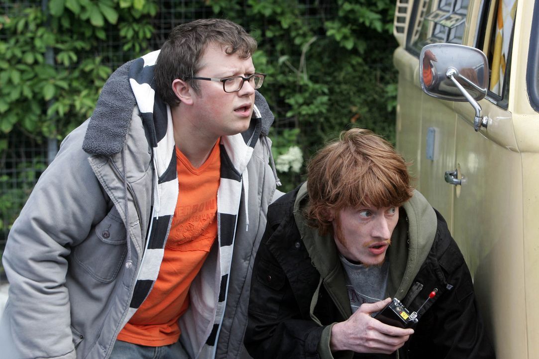 Tom (Jake Curran, r.) und Duncan (James Bradshaw, l.) verdächtigen Connor, Teil einer Verschwörung zu sein ... - Bildquelle: ITV Plc