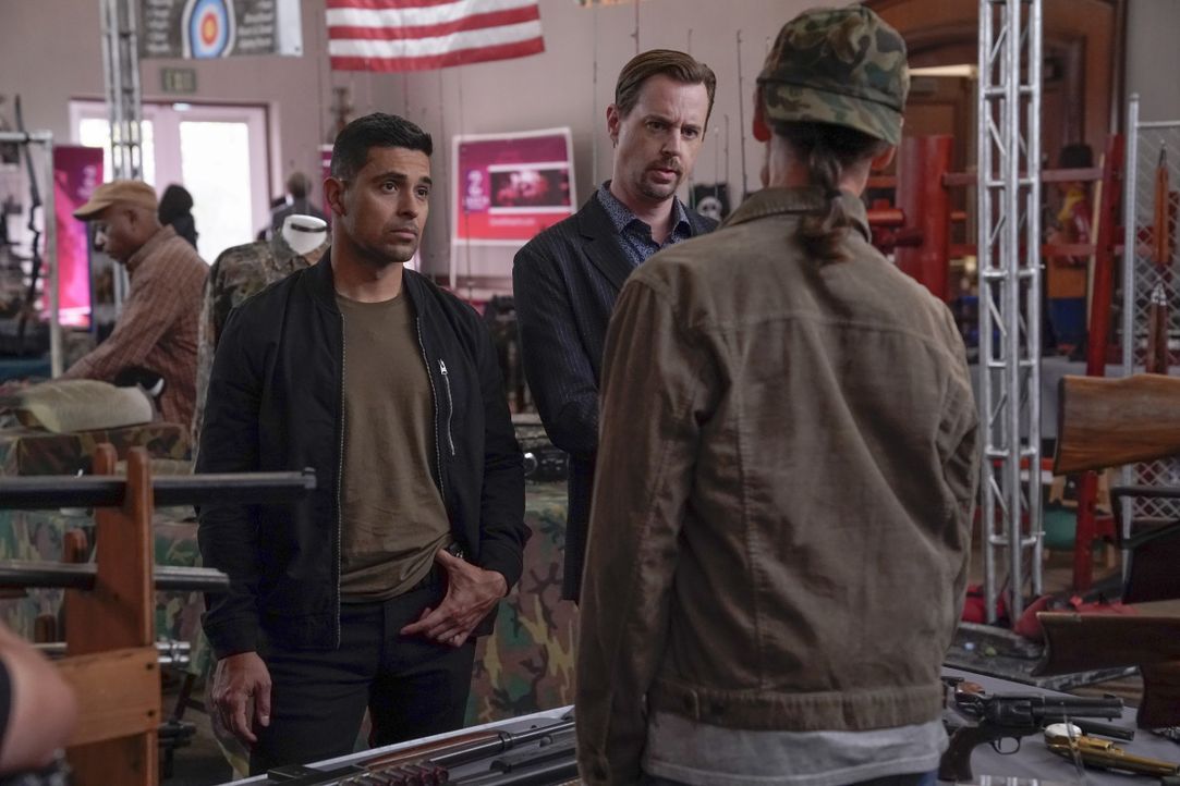 Nick Torres (Wilmer Valderrama, l.); Timothy McGee (Sean Murray, r.) - Bildquelle: Cliff Lipson 2021 CBS Broadcasting Inc. All Rights Reserved. / Cliff Lipson