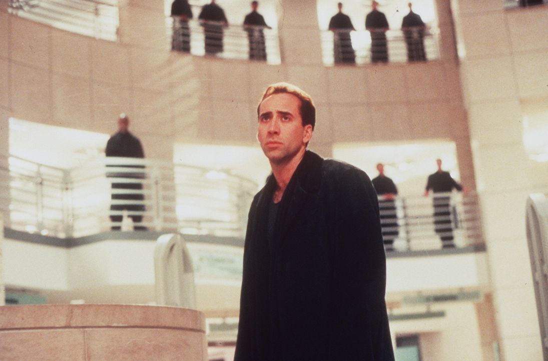 Hilflos muss der Schutzengel Seth (Nicolas Cage, M.) erleben, wie sich die Ärztin Maggie quält. Er sieht ihre Verzweiflung und ihre Trauer, kann s... - Bildquelle: Warner Bros.