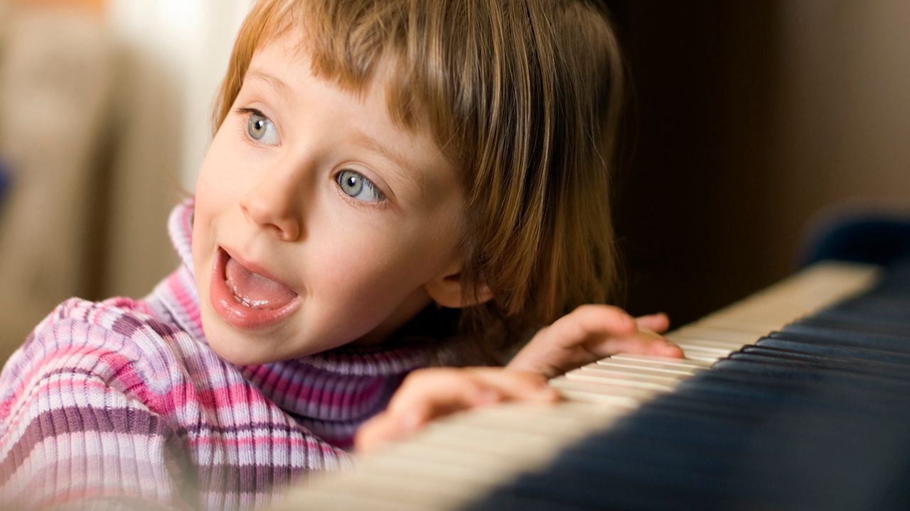 Kind-an-Klavier-istockphoto - Bildquelle: iStockphoto