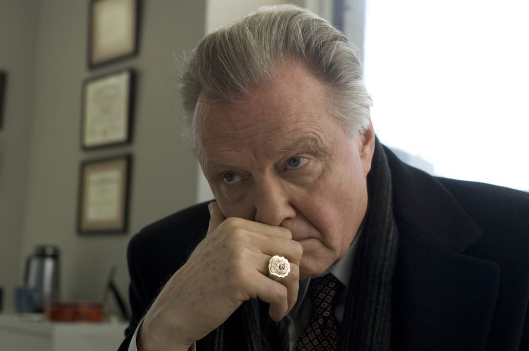 Chief Detective Francis Tierney Sr. (Jon Voight) erhält den Auftrag, das Massaker an den vier bei einem Routineeinsatz ermordeten Polizisten zu unte... - Bildquelle: 2008   Warner Brothers