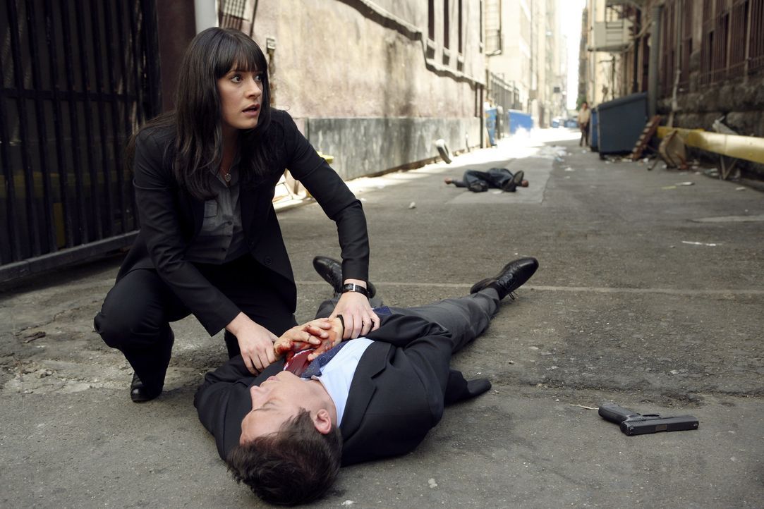 Im Visier des Täters: Emily Prentiss (Paget Brewster, l.) und Detective Cooper (Erik Palladino, r.) ... - Bildquelle: Touchstone Television