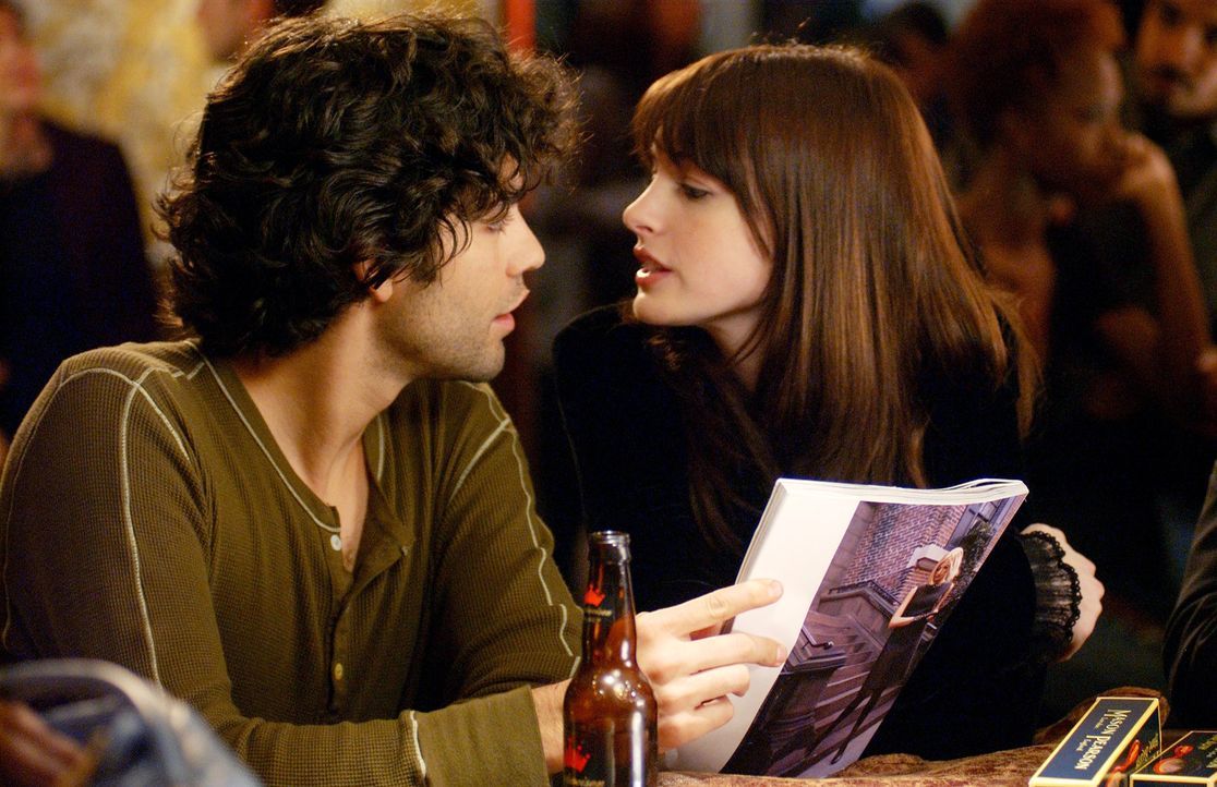 Eigentlich waren Andy (Anne Hathaway, r.) und ihr bodenständiger Freund Nate (Adrian Grenier, l.) glücklich, doch Andys Job in der New Yorker Fashio... - Bildquelle: 2006 Twentieth Century Fox