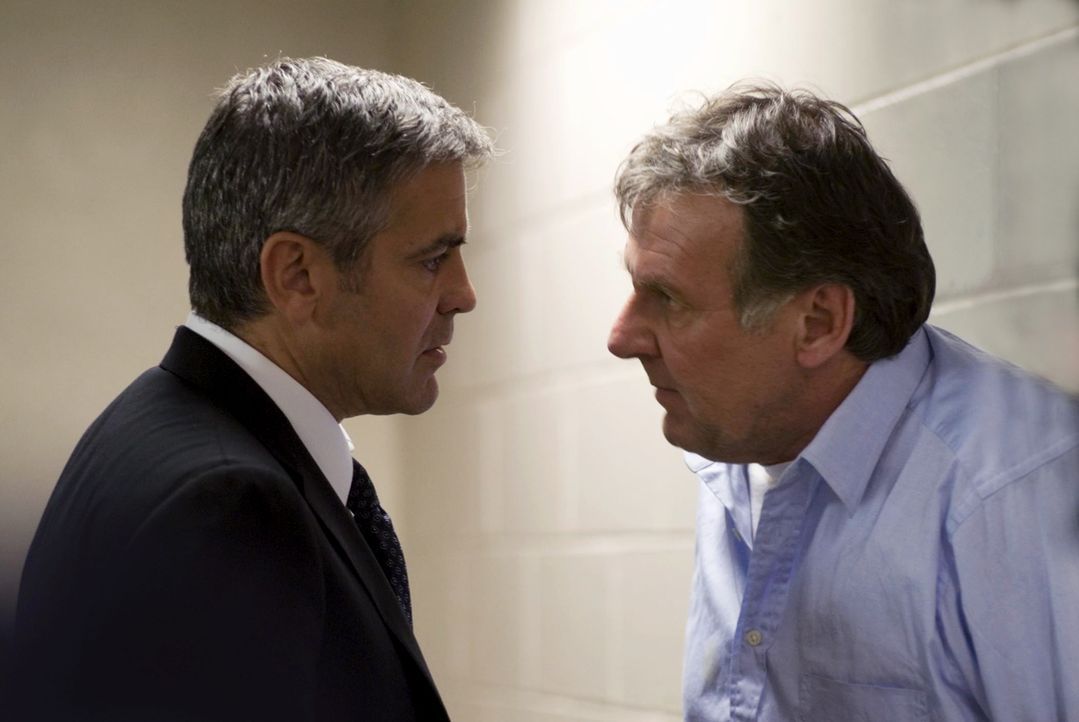 Um seinen Arbeitgeber nach dem Zusammenbruch des Staranwalts Arthur Edens (Tom Wilkinson, r.) zu retten, muss Michael Clayton (George Clooney, l.) j... - Bildquelle: Constantin Film Verleih GmbH