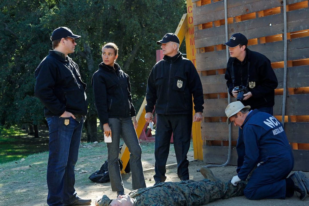 Als Lance Corporal Crowe tot aufgefunden wird, beginnen DiNozzo (Michael Weatherly, l.), Ziva (Cote de Pablo, 2.v.l.),  Gibbs (Mark Harmon, M.), Duc... - Bildquelle: CBS Television