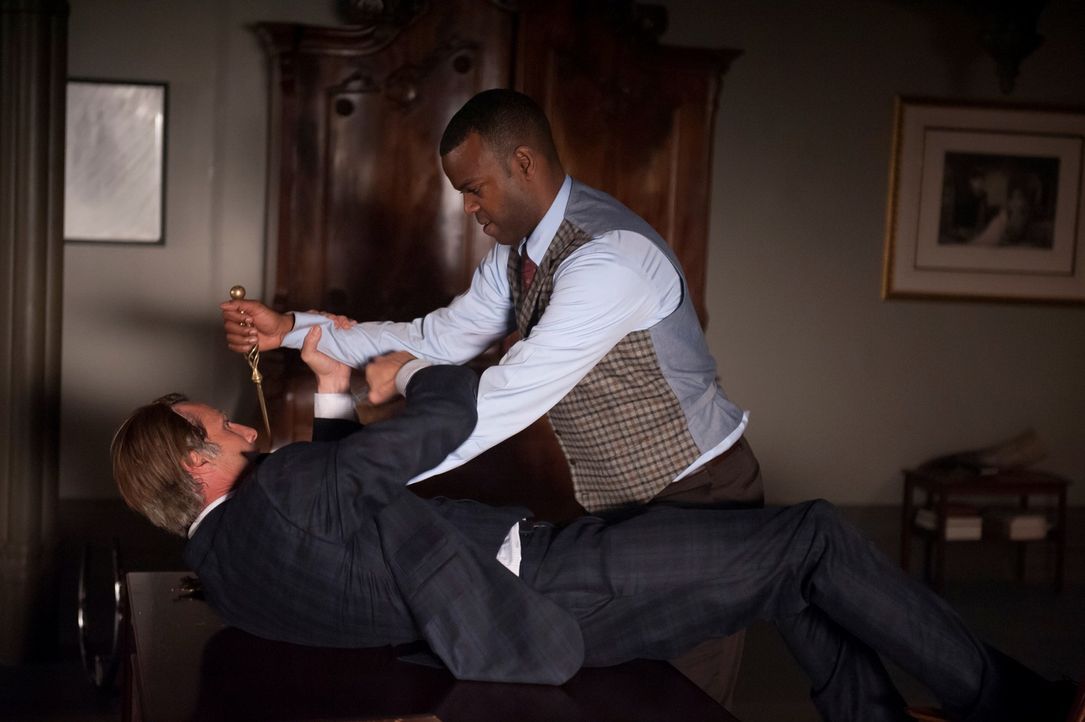Es kommt zum Kampf zwischen den Konkurrenten Hannibal (Mads Mikkelsen, l.) und Tobias Budge (Demore Barnes, r.). Wer wir als Sieger hervorgehen? - Bildquelle: Brooke Palmer 2013 NBCUniversal Media, LLC