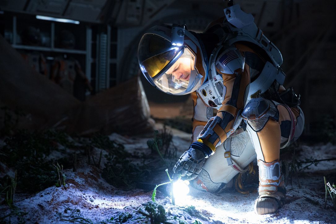 Zurückgelassen auf dem Mars entwickelt Botaniker Mark Watney (Matt Damon) schnell einen Plan, wie er seine Vorräte vergrößern und so lange überleben... - Bildquelle: 2015 Twentieth Century Fox Film Corporation. All rights reserved.