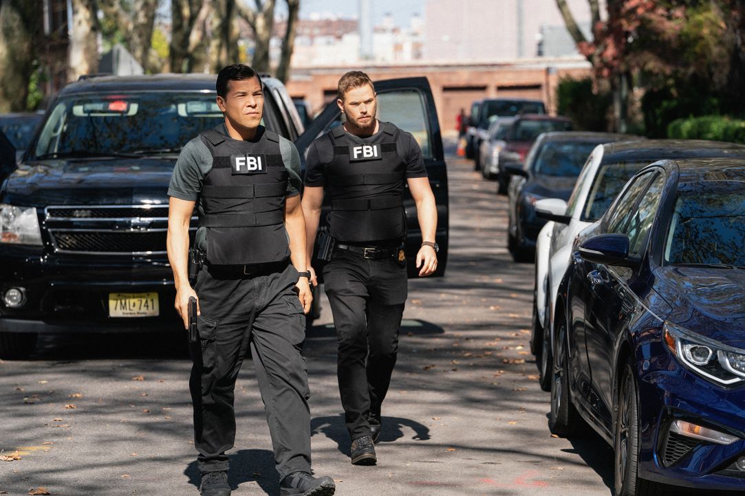 Clinton Skye (Nathaniel Arcand, l.); Kenny Crosby (Kellan Lutz, r.) - Bildquelle: Mark Schafer 2019 CBS Broadcasting, Inc. All Rights Reserved. / Mark Schafer