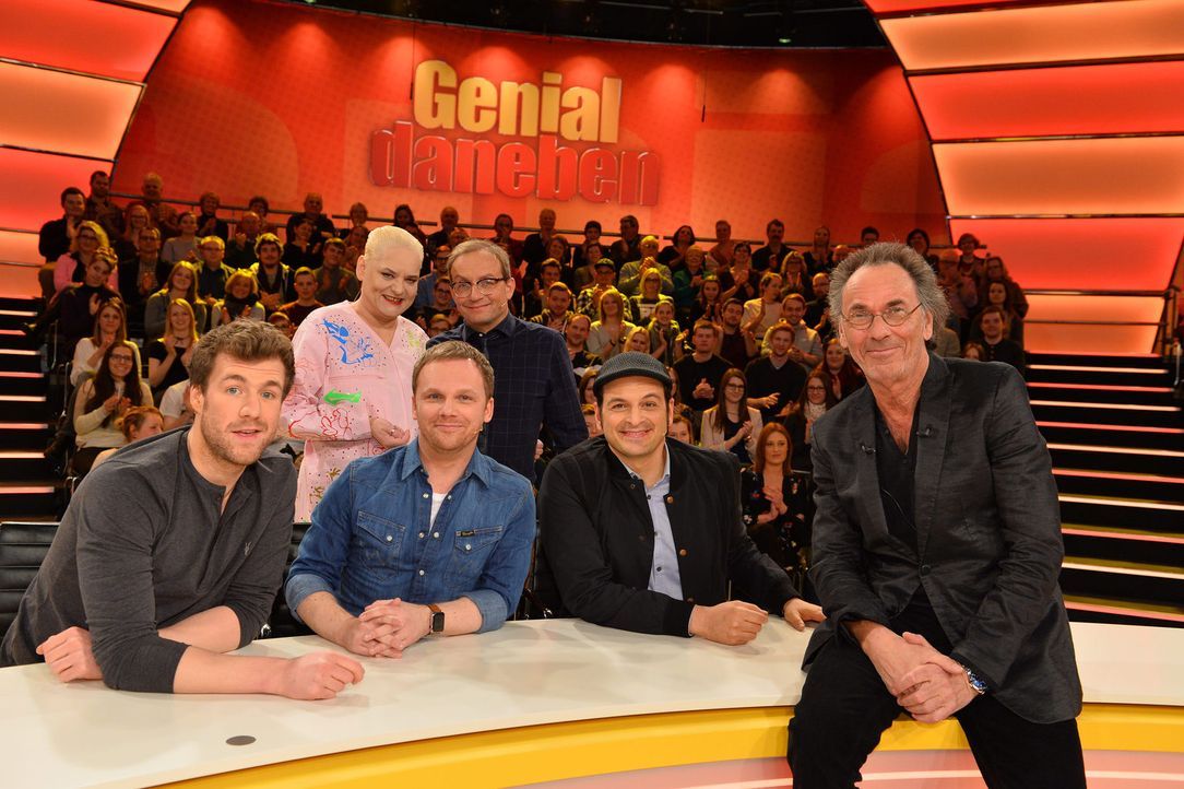 "Genial daneben" mit Hugo Egon Balder (r.), Hella von Sinnen (hinten l.), Wigald Boning (hinten r.), Kaya Yanar (2.v.r.), Ralf Schmitz (2.v.l.) und... - Bildquelle: Willi Weber SAT.1