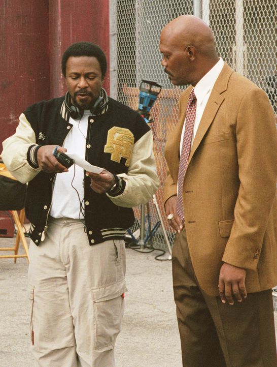 Regisseur Thomas Carter (l.) und sein Hauptdarsteller Samuel L. Jackson (r.) während einer Szenenbesprechung. - Bildquelle: CBS International Television
