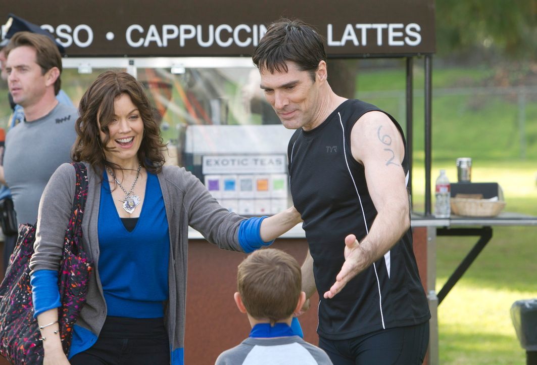 Lernen sich kennen: Beth (Bellamy Young, l.) und Hotchs (Thomas Gibson, r.) Sohn Jack (Cade Owens, M.) ... - Bildquelle: ABC Studios